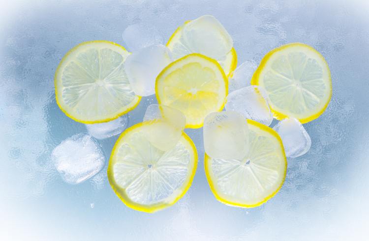 sliced-lemon-on-ice-water-90763
